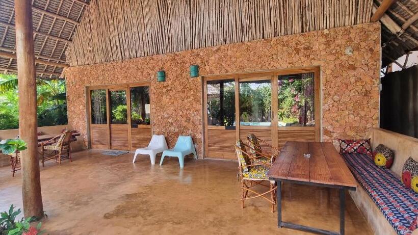 בית מלון כפרי Salama & Mbuyuni Bungalows