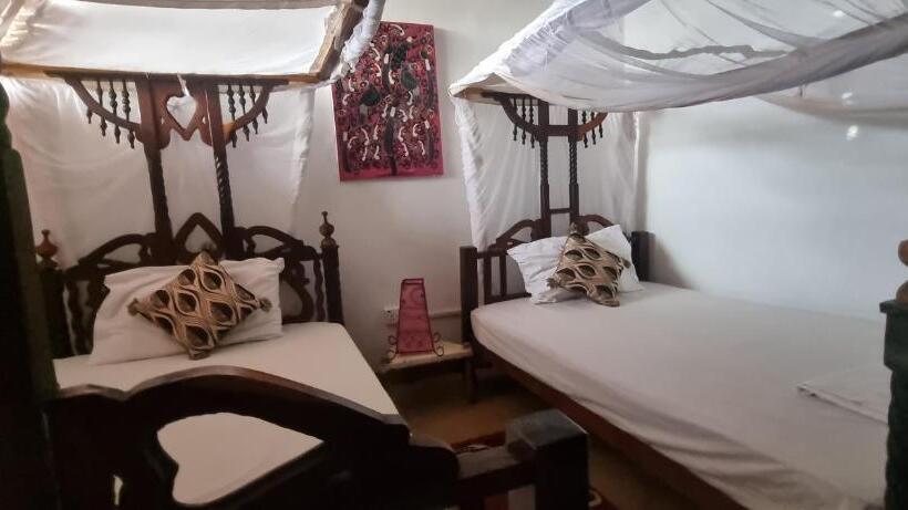 בית מלון כפרי Salama & Mbuyuni Bungalows