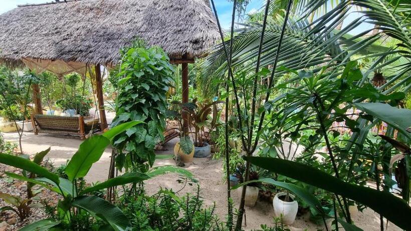 בית מלון כפרי Salama & Mbuyuni Bungalows