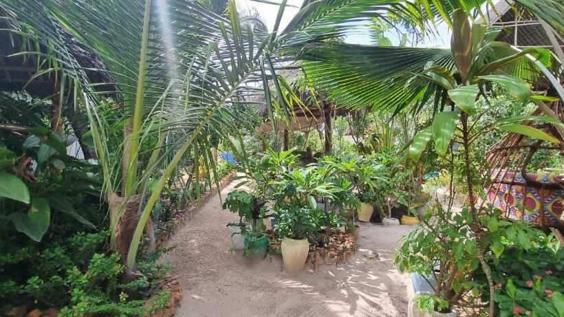 בית מלון כפרי Salama & Mbuyuni Bungalows