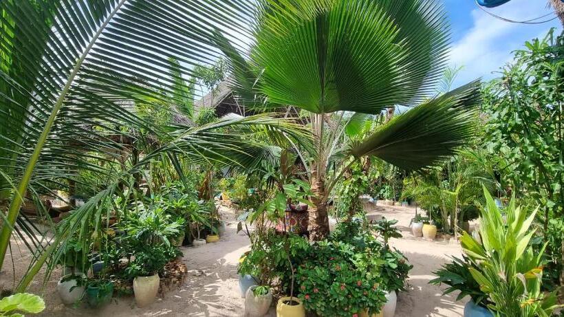 בית מלון כפרי Salama & Mbuyuni Bungalows