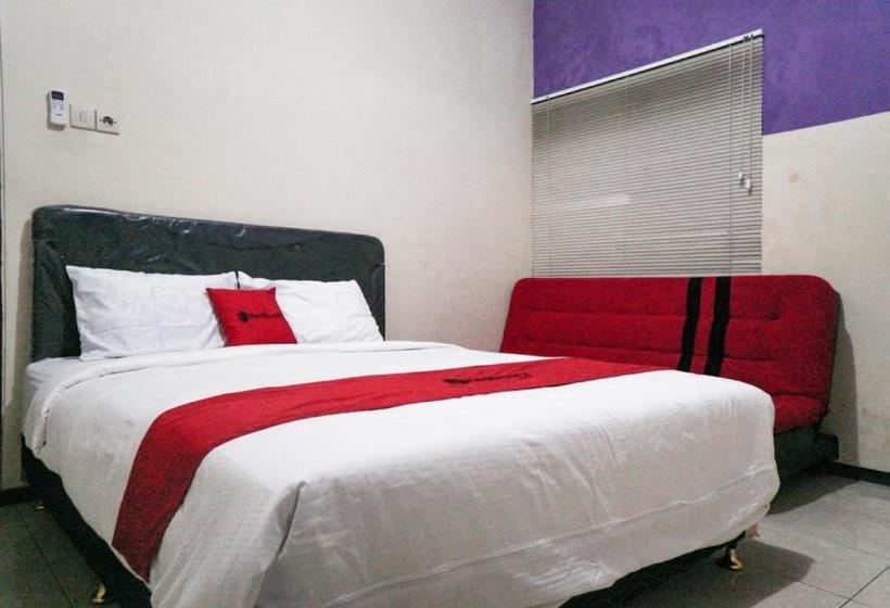 پانسیون Reddoorz Near Alun Alun Batu