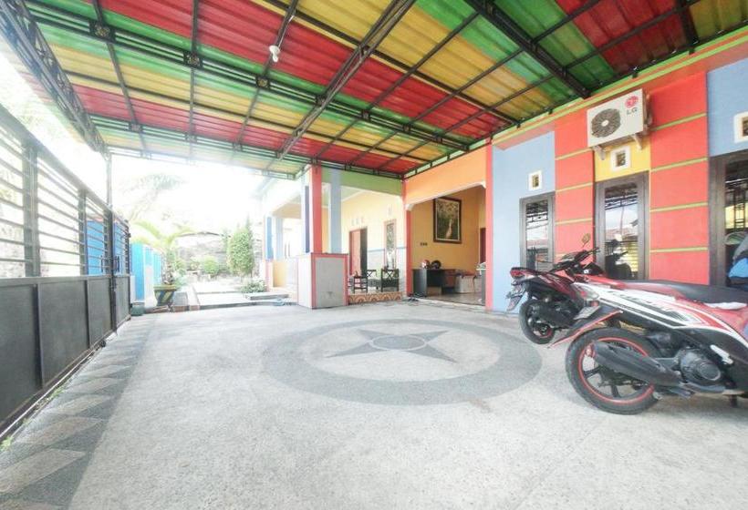 Пансион Reddoorz Syariah Near Mall Roxy Banyuwangi 2