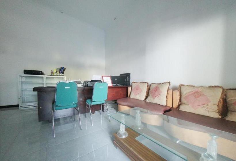 Пансион Reddoorz Syariah Near Mall Roxy Banyuwangi 2