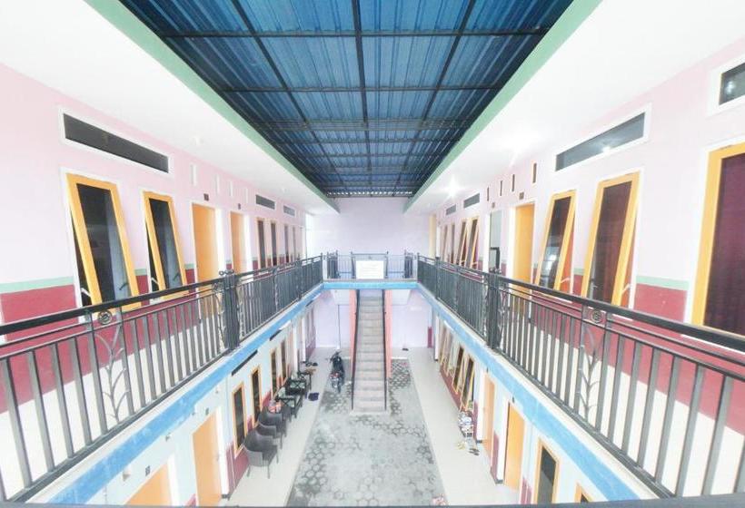 ペンション Reddoorz Syariah Near Mall Roxy Banyuwangi 2