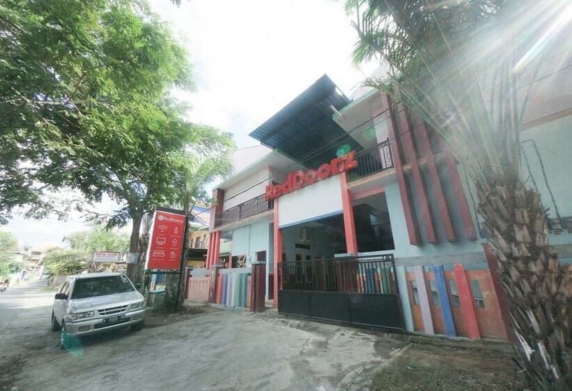 Пансион Reddoorz Syariah Near Mall Roxy Banyuwangi 2