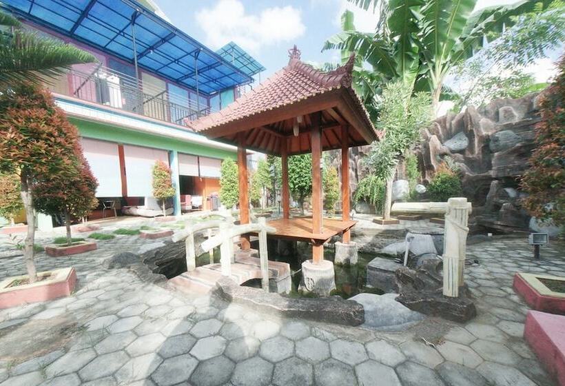 Пансион Reddoorz Syariah Near Mall Roxy Banyuwangi 2