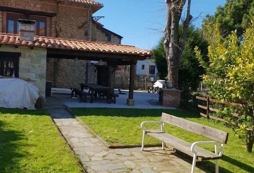 Totora Surf School & House   Hostel