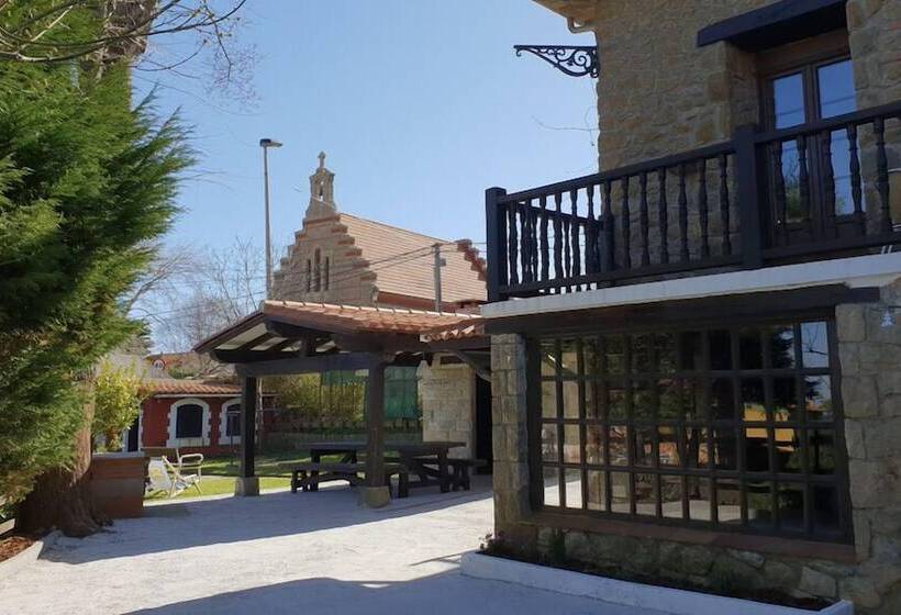 Totora Surf School & House   Hostel