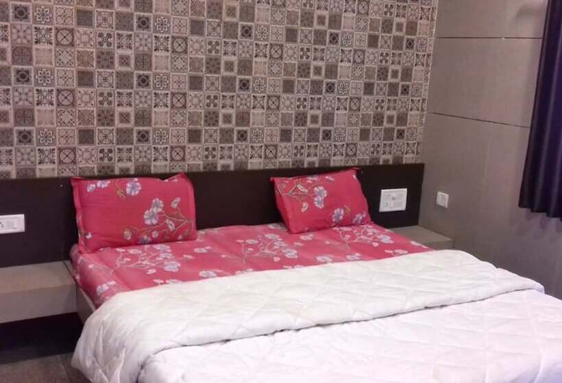 בית מלון כפרי Sharmin Rose Bungalow By Sky Stays