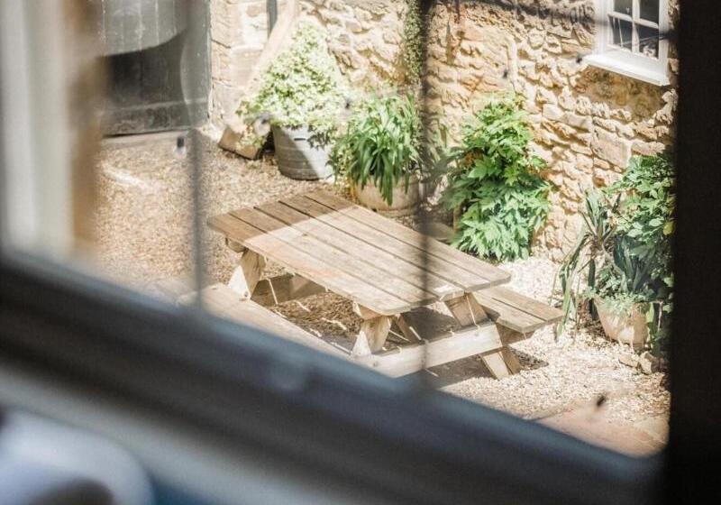 酒店 The Crooked Swan