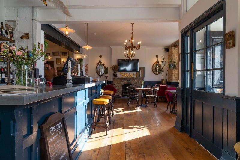 酒店 The Crooked Swan