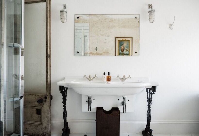 酒店 The Crooked Swan