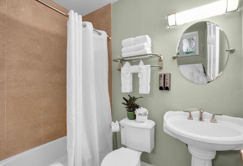 Coconut Mallory Resort And Marina