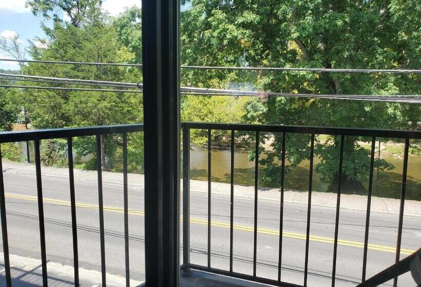 Colonial House Motel