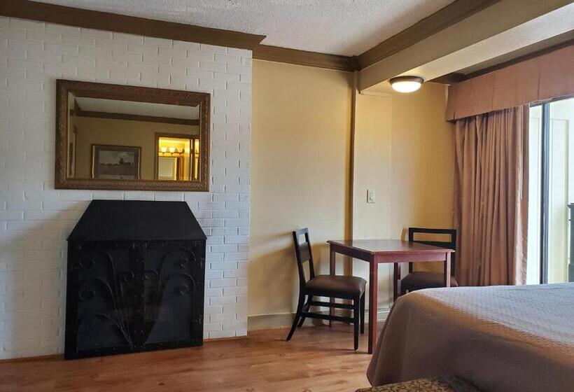 Colonial House Motel