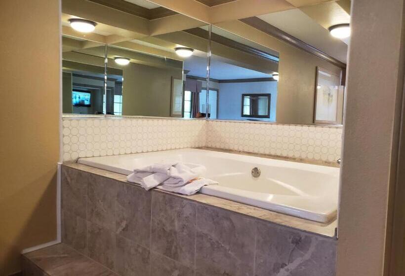 Colonial House Motel