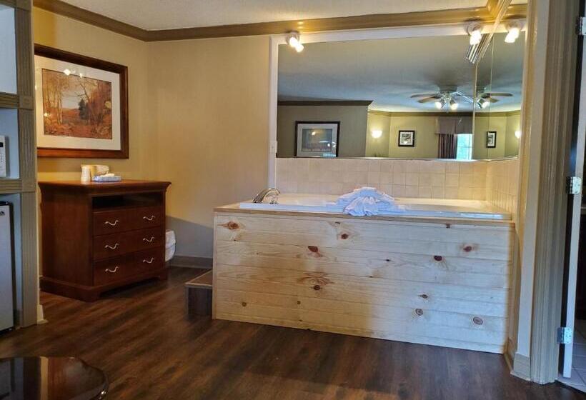 Colonial House Motel