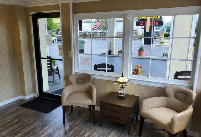 Colonial House Motel