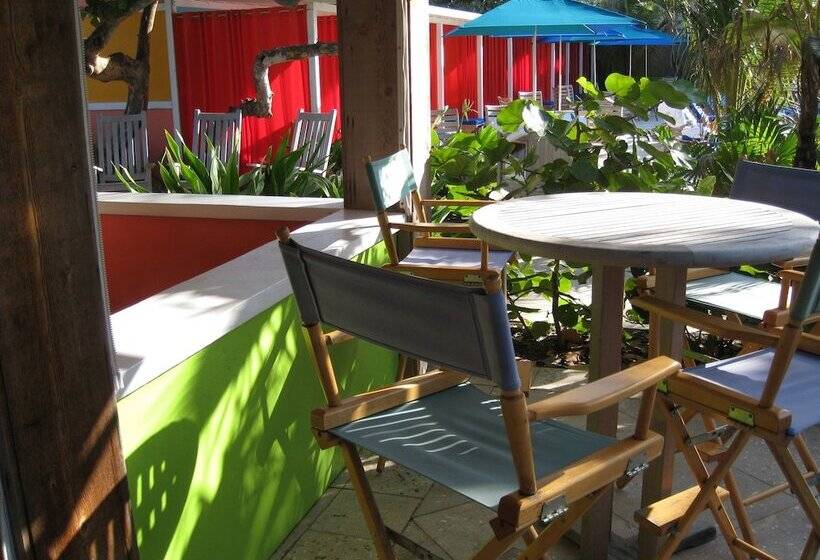 Colony Hotel & Cabaña Club