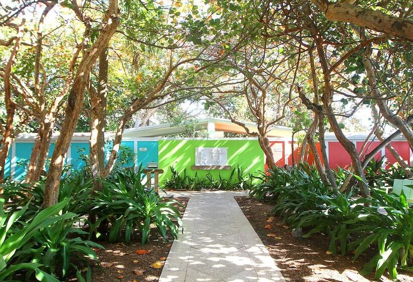 Colony Hotel & Cabaña Club