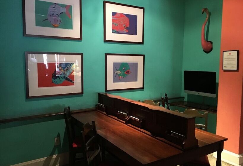 Colony Hotel & Cabaña Club