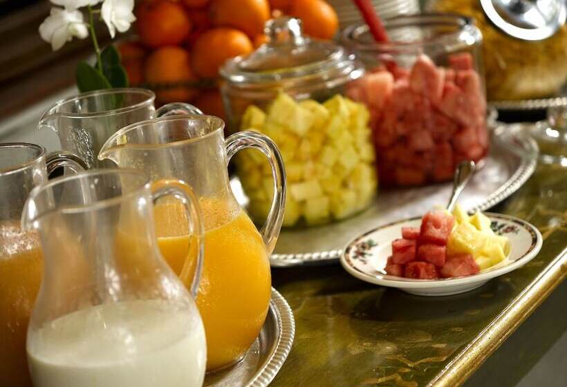 Colony Hotel & Cabaña Club