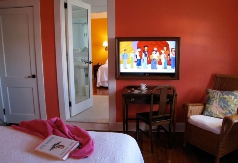 Colony Hotel & Cabaña Club