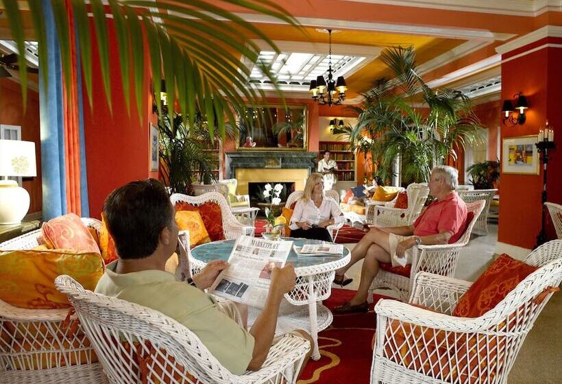 Colony Hotel & Cabaña Club