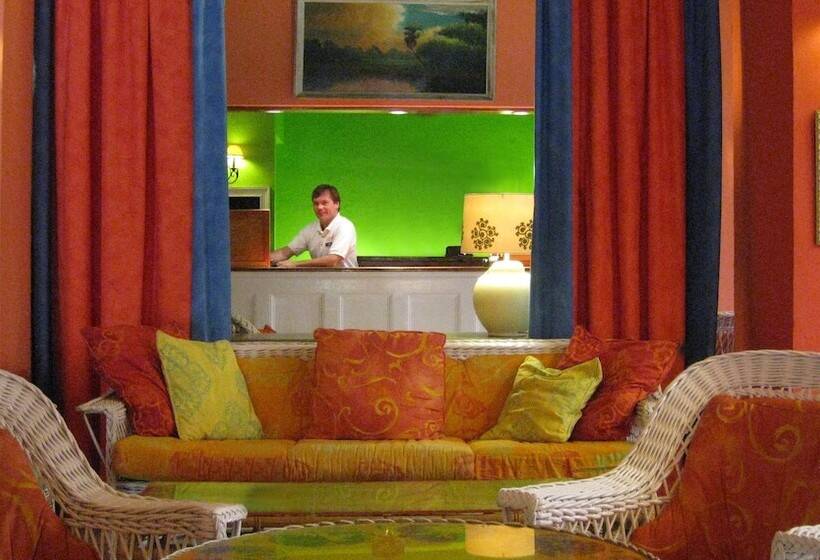 Colony Hotel & Cabaña Club