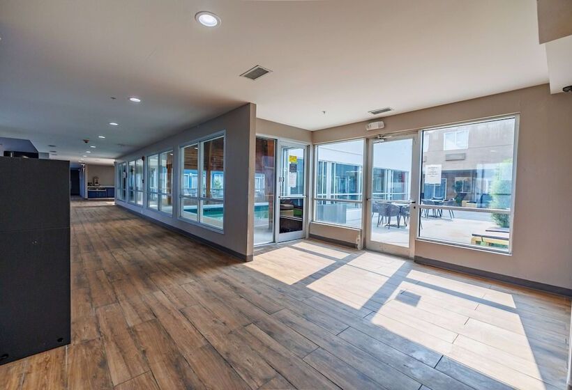 ホテル Americinn By Wyndham Omaha Near Zoo