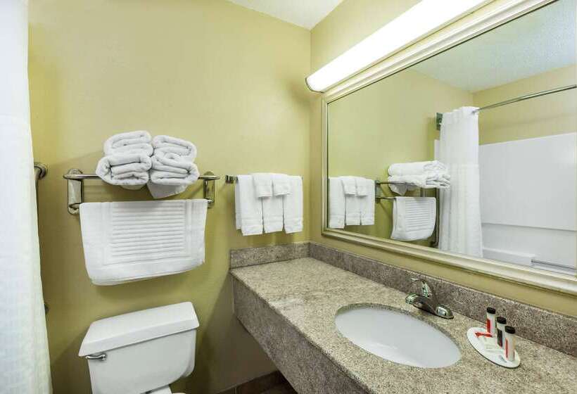 בית מלון כפרי Baymont By Wyndham Fort Dodge