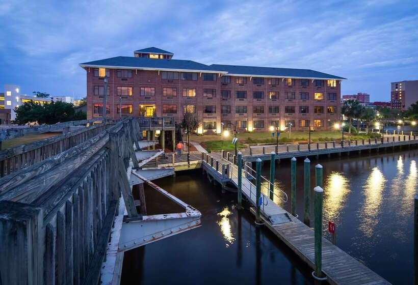 ホテル Best Western Plus Coastline Inn