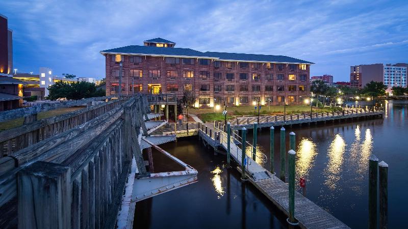 هتل Best Western Plus Coastline Inn