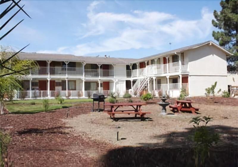 בית מלון כפרי Budget Inn