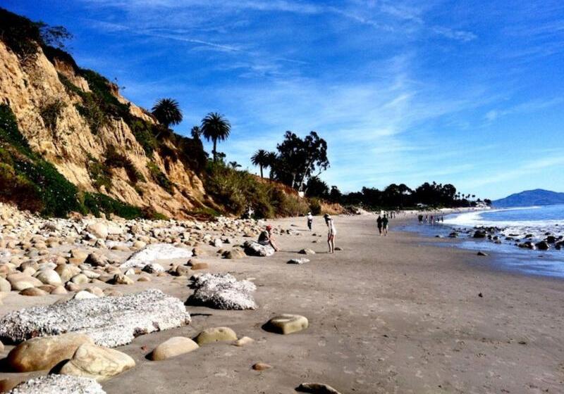 בית מלון כפרי Coast Village Inn