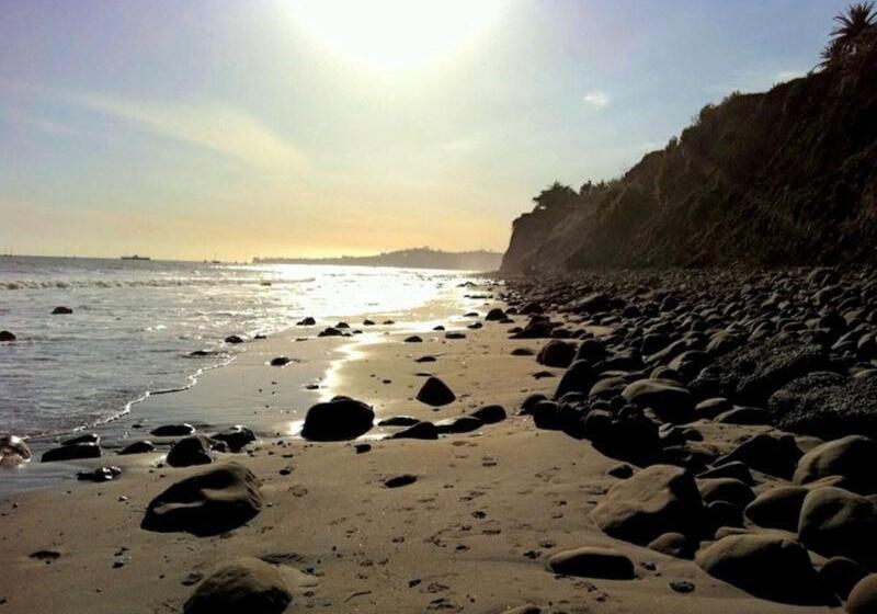 فندق Coast Village Inn