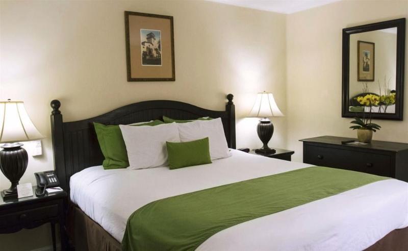 فندق Coast Village Inn