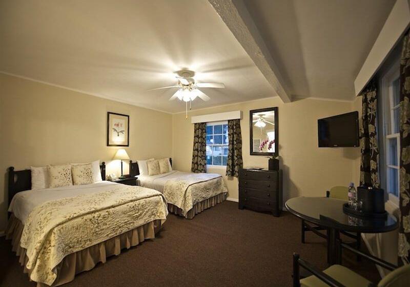 בית מלון כפרי Coast Village Inn