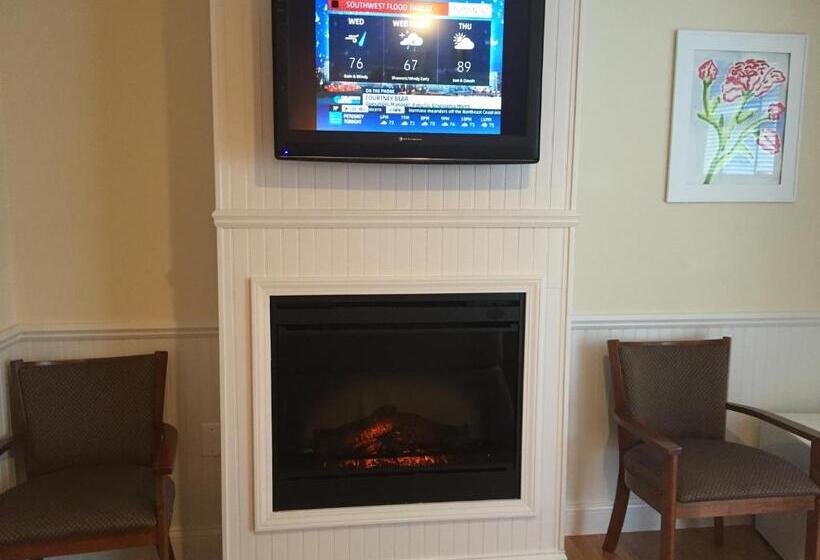 فندق Colonial Inn Harbor Springs