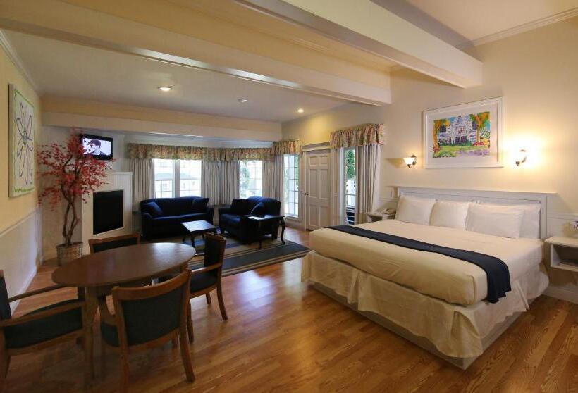 فندق Colonial Inn Harbor Springs