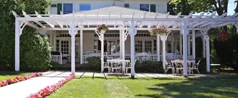 فندق Colonial Inn Harbor Springs