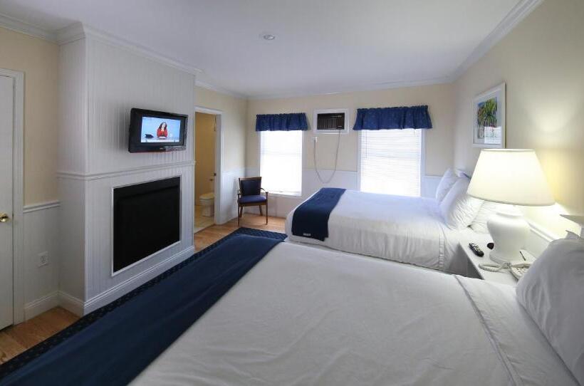 فندق Colonial Inn Harbor Springs