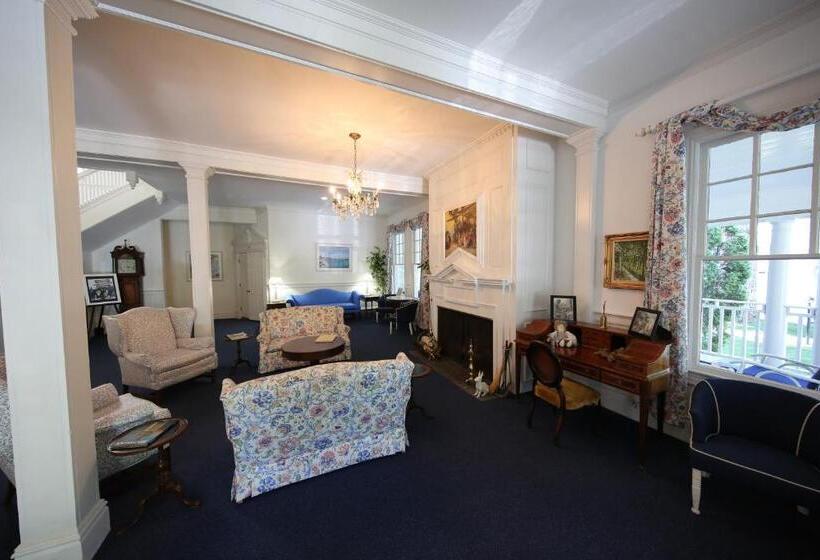 فندق Colonial Inn Harbor Springs