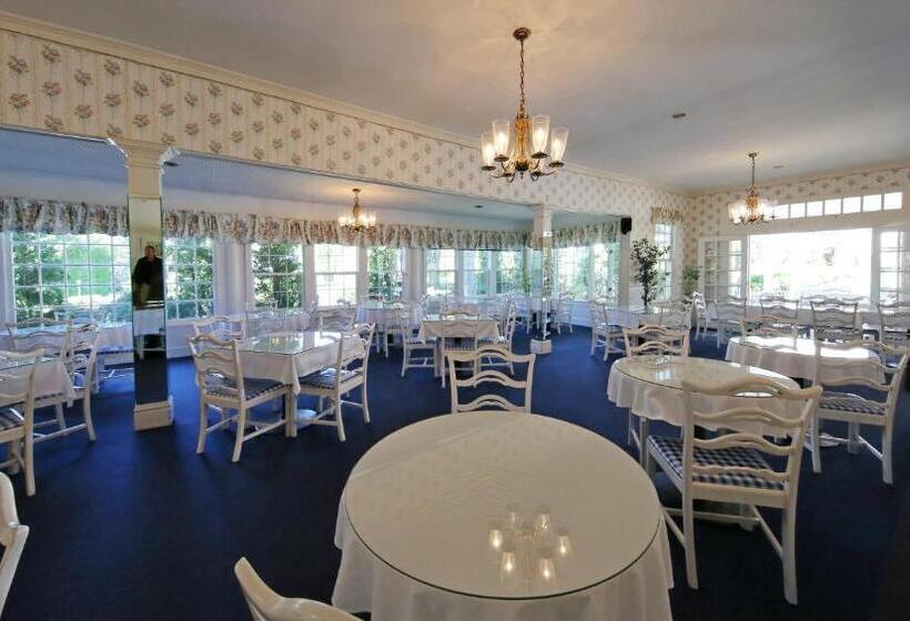 فندق Colonial Inn Harbor Springs