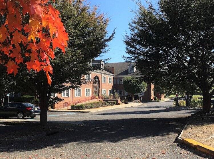 فندق Colts Neck Inn