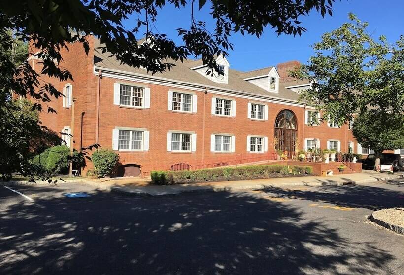 فندق Colts Neck Inn