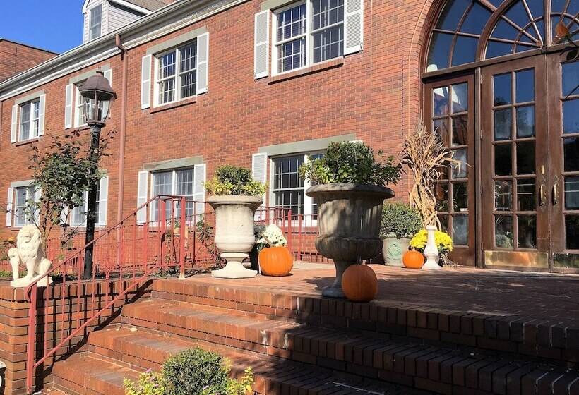 فندق Colts Neck Inn