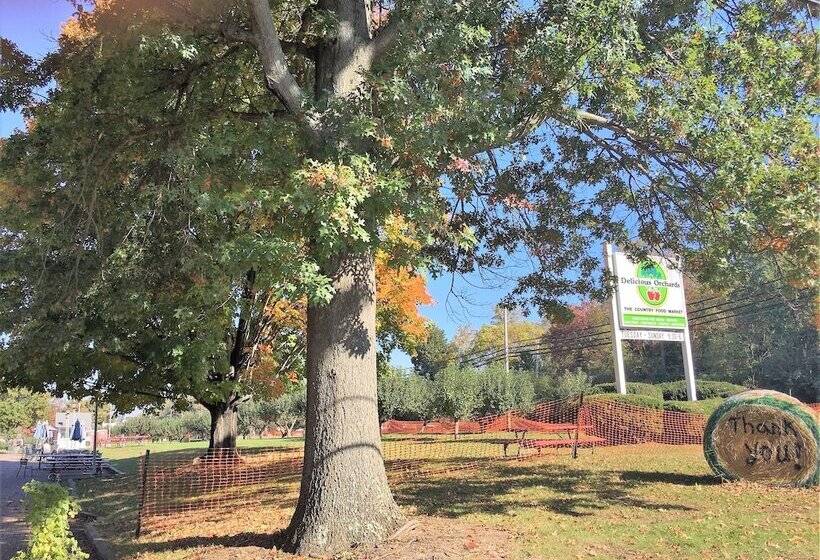 فندق Colts Neck Inn