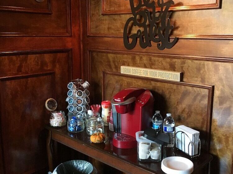 فندق Colts Neck Inn